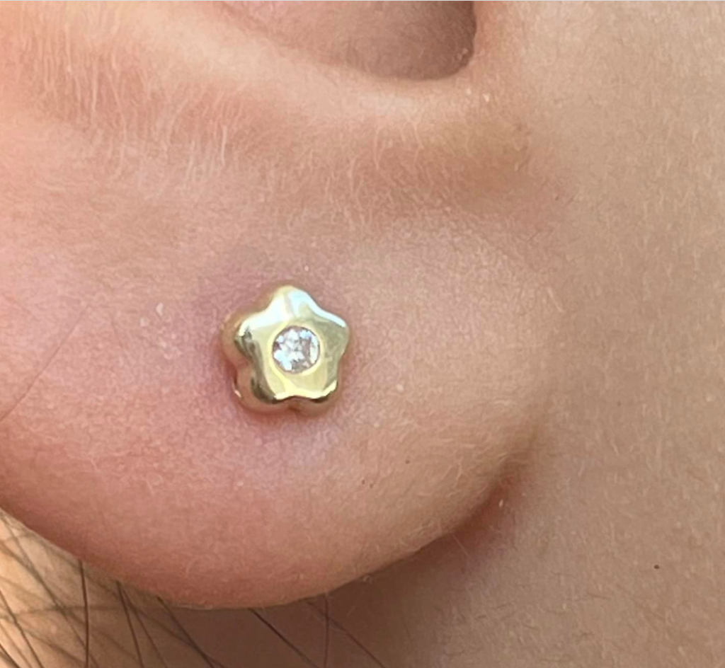 Kleine Bloem Oorbellen Meisje Zirkonia Schroefsluiting 9 karaat goudkleurig 4mm - Afbeelding 3