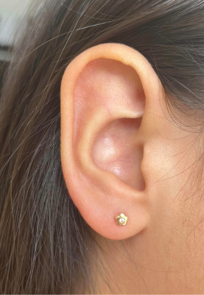 Kleine Bloem Oorbellen Meisje Zirkonia Schroefsluiting 9 karaat goudkleurig 4mm - Afbeelding 4
